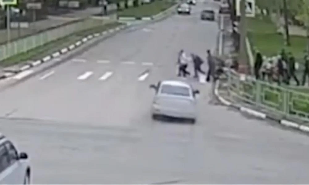 Ρωσία: 18χρονος πέρασε με κόκκινο και τραυμάτισε τέσσερα παιδιά (βίντεο)